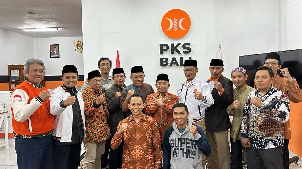 Ketua Fraksi PKS DPR RI Jazuli Juwaini konsolidasi struktur dan calon anggota legislatif di Kantor DPW PKS Bali Kota Denpasar, Minggu (23/7/2023).