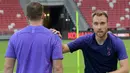 Gelandang Tottenham Hotspur, Christian Eriksen (kanan) melakukan pemanasan selama mengikuti latihan di Singapura  (19/7/2019). Tottenham akan bertanding melawan Juventus pada International Champions Cup 2019 di National Stadium, Singapura. (AFP Photo/Roslan Rahman)