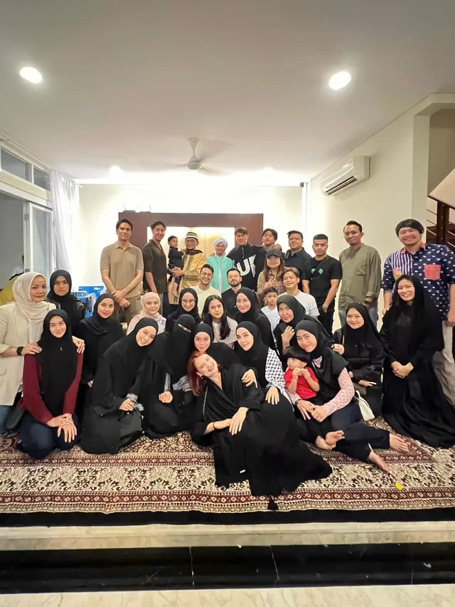 7 Potret Lesti Kejora dan Rizky Billar Rayakan Tahun Baru dengan Gelar Pengajian