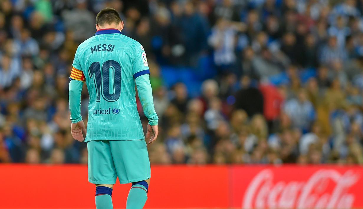 Striker Barcelona, Lionel Messi, tampak kecewa usai ditahan imbang Real Sociedad pada laga La Liga di Stadion Anoeta, San Sebastian, Sabtu (14/12). Kedua klub bermain imbang 2-2. (AFP/Ander Gillenea)