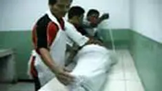 Seorang sopir truk pengangkut biji kopi ditemukan tewas di dalam mobil di jalan tol Jakarta-Merak, dengan belasan luka tusukan. 