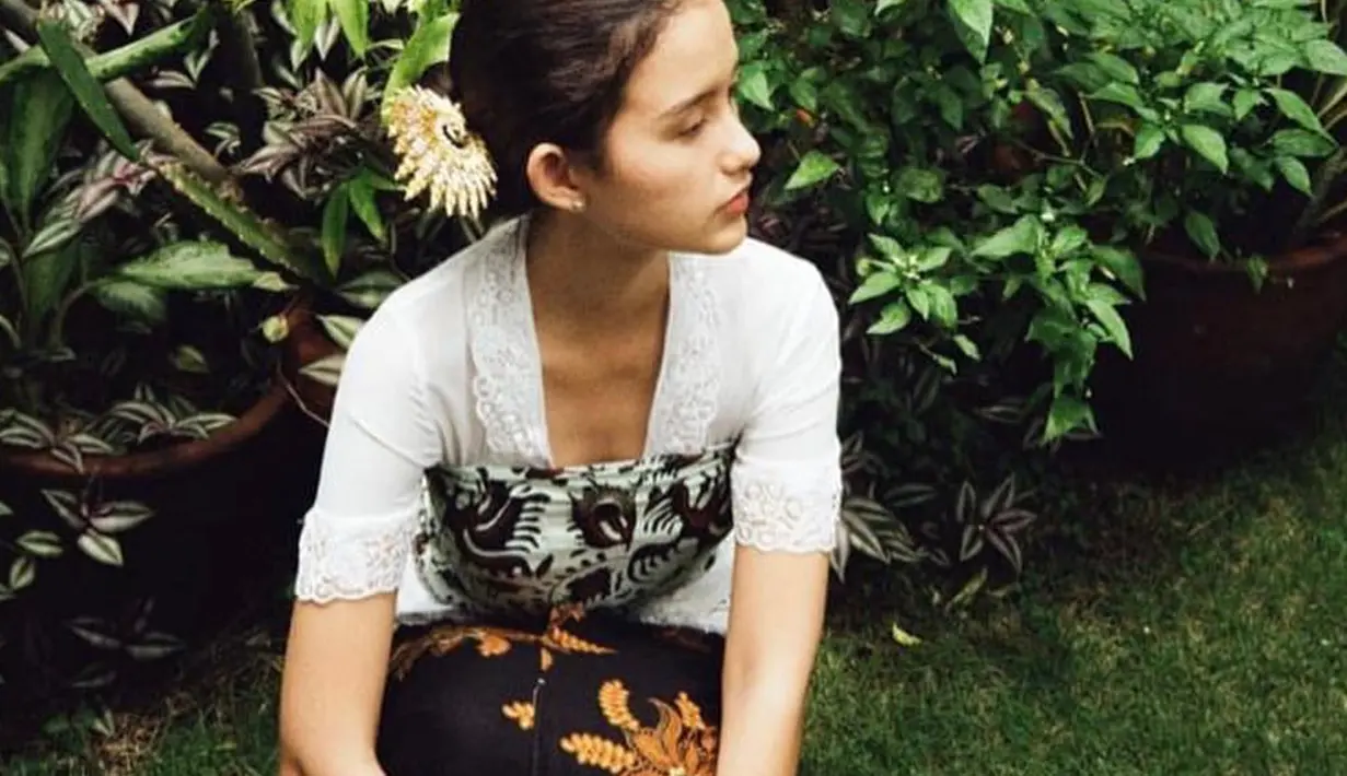 Meski cukup jarang unggah foto diri, gadis berwajah blasteran ini terlihat cocok dengan kebaya Bali berwarna putih serta rambut disanggul rendah.(Liputan6.com/IG/@ssarah_menzel)