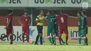 Pemain PSS Sleman melakukan protes kepada wasit Cholid saat melawan Timnas Indonesia U-19 di Stadion Maguwohardjo, Sleman, Sabtu (12/8). Laga berakhir imbang 2-2. (Liputan6.com/Helmi Fithriansyah)