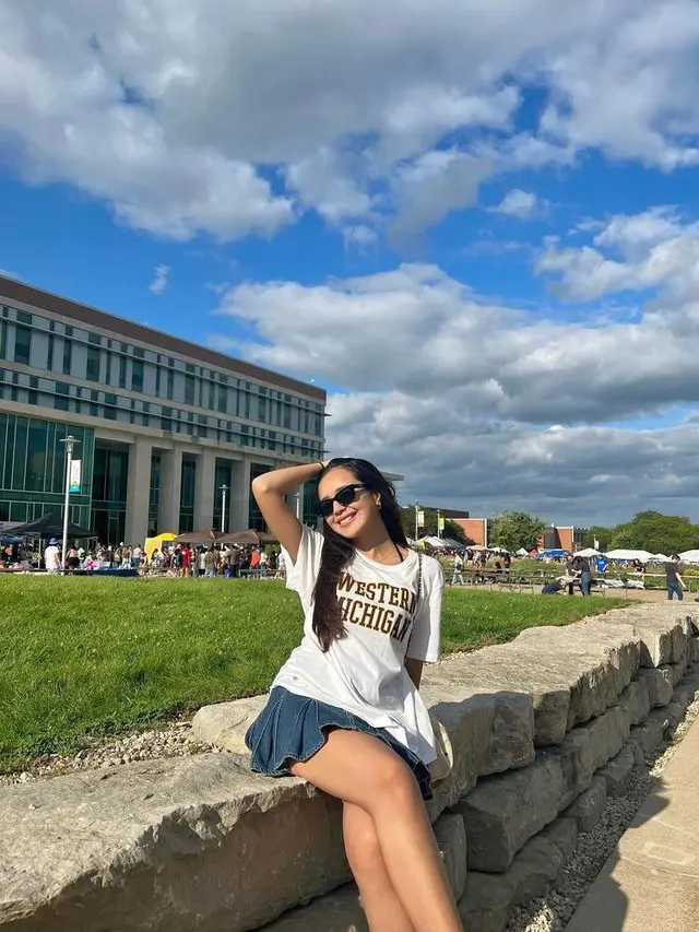 8 Potret Gaya Beby Tsabina Kuliah di Amerika, Bisa Jadi Inspirasi OOTD Mahasiswa