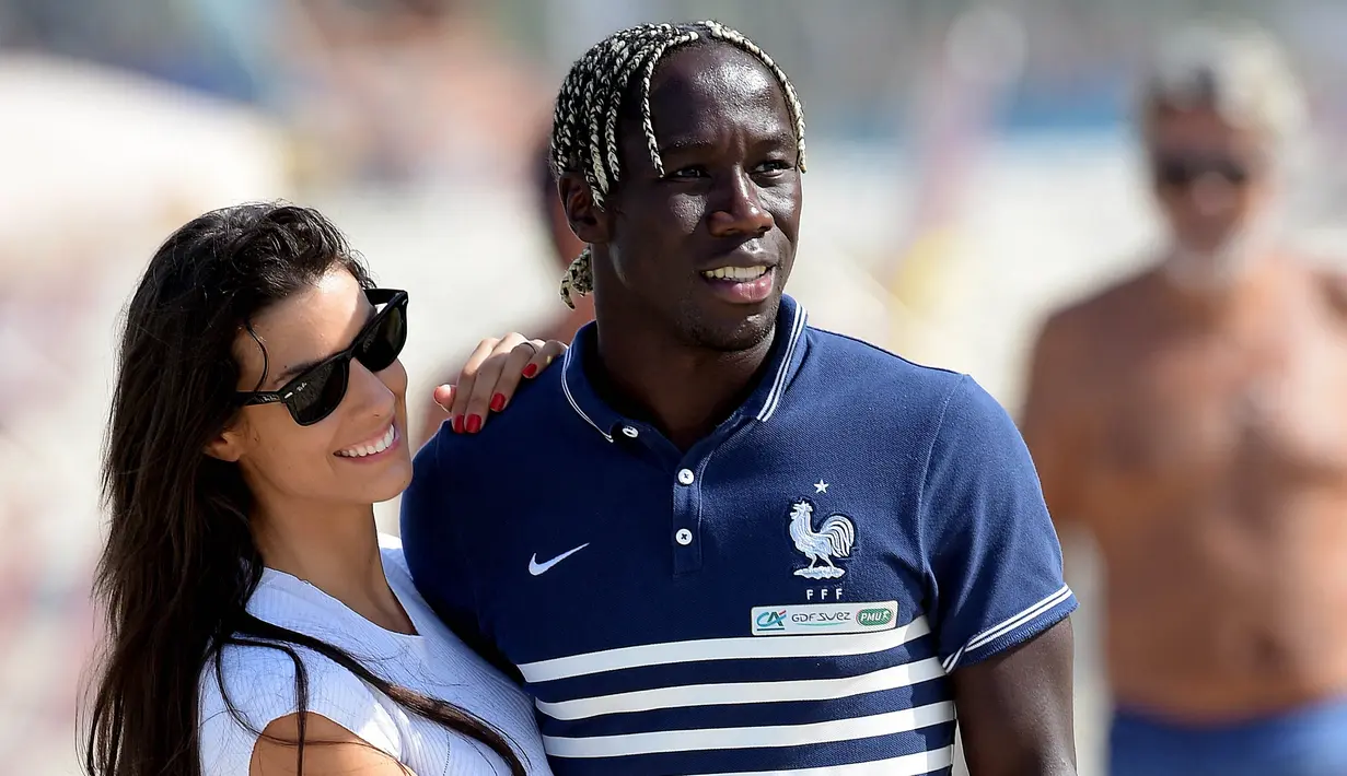 Nama Bacary Sagna sulit dilupakan dari pentas sepak bola. Selain aksi di atas lapangan yang hebat, dia dikenang dengan punya gaya rambut unik dan mempunyai kekasih yang cantik jelita bernama Ludivine Kadri. (AFP/Franck Fife)