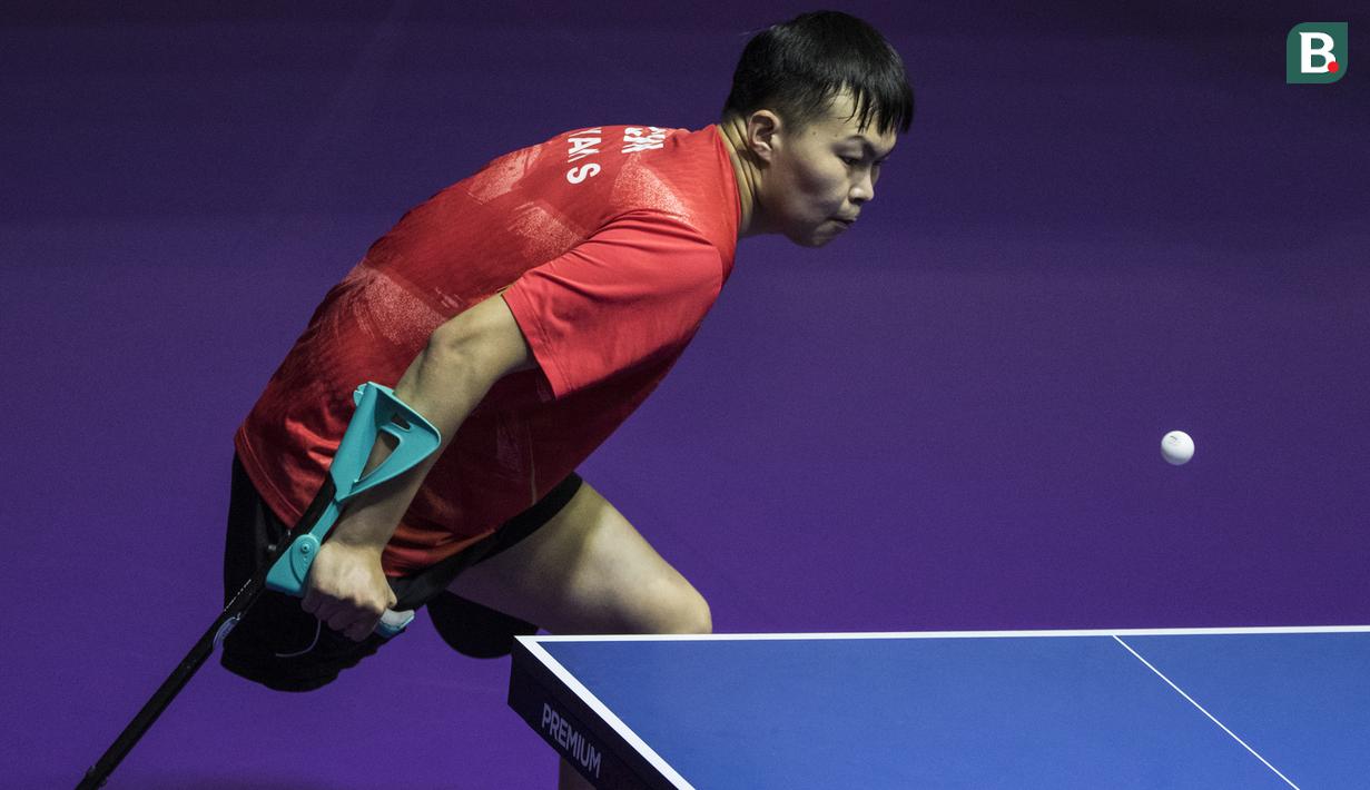 Petenis meja China, Shuo Yan, berusaha mengembalikan bola saat melawan petenis meja Korsel, Lee Seho, pada laga Asian Para Games di Ecovention Ancol, Jakarta, Sabtu (6/10/2018). (Bola.com/Vitalis Yogi Trisna)