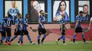 Pemain Inter Milan Roberto Gagliardini (ketiga kanan) merayakan golnya ke gawang Brescia pada pertandingan Serie A di Stadion San Siro, Milan, Italia, Rabu (1/7/2020). Inter Milan menaklukkan Brescia dengan skor 6-0. (AP Photo/Luca Bruno)