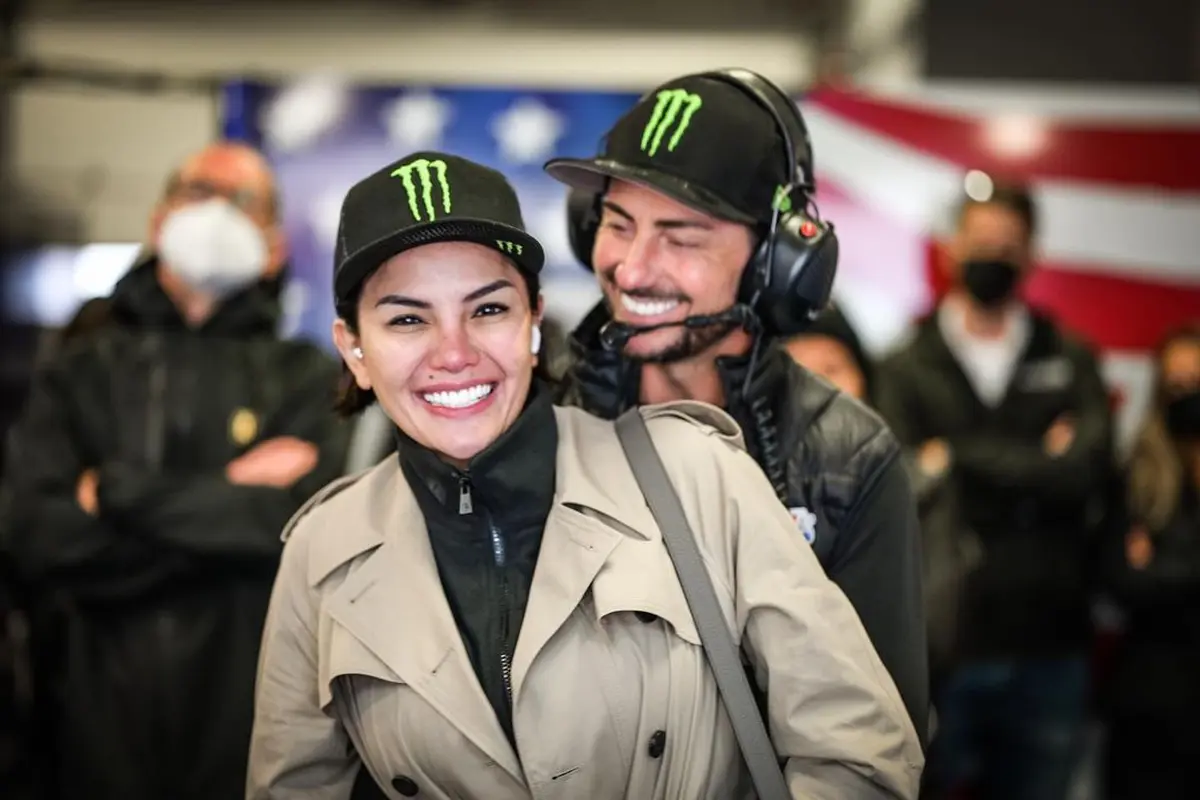 6 Potret Nikita Mirzani dan John Hopkins, Mantan Pembalap MotoGP yang Diduga Pacar Barunya