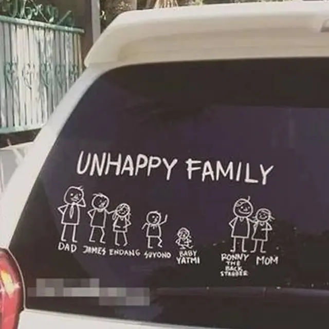 6 Stiker di Belakang Mobil Ini Nyeleneh, Bukan Keluarga Bahagia