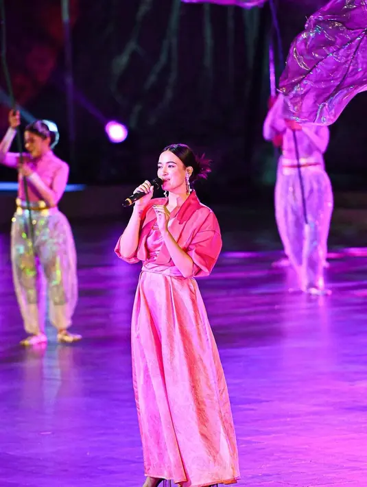 Mawar Eva selesaikan tampilan effortless dengan heels kaca yang cantik dan makeup pink yang fresh [@mawar_eva]