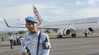 Sejumlah personel TNI AU berjaga di samping pesawat Virgin Australia menyusul adanya informasi pembajakan, setibanya di Bandara Ngurah Rai, Denpasar, Jumat (25/4/14). (ANTARA FOTO/Nyoman Budhiana)