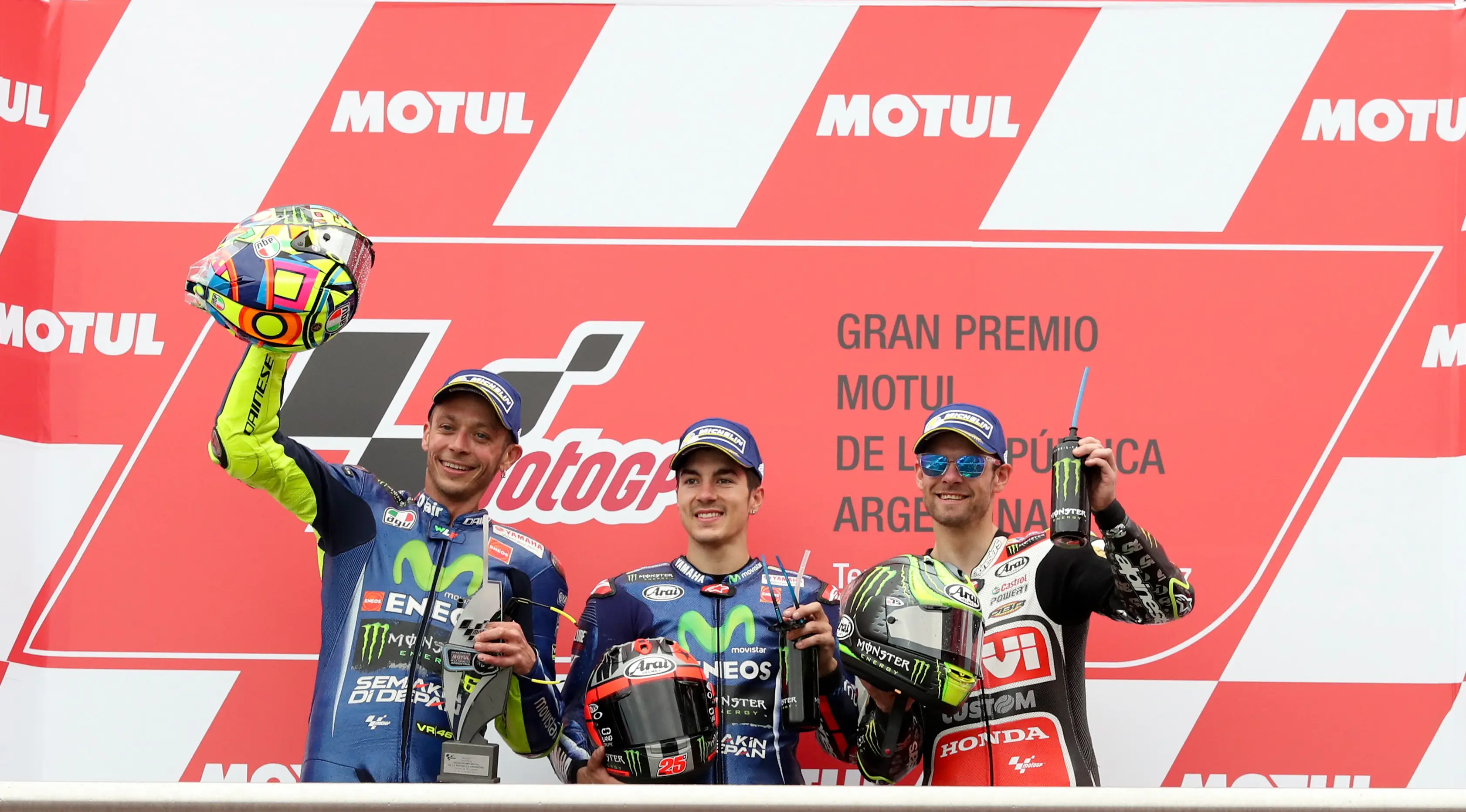 Maverick Vinales (tengah) rayakan kemenangan di MotoGP Argentina 2017 bersama Valentino Rossi (kiri) dan Cal Crutchlow. (AP Photo/Nicolas Aguilera)