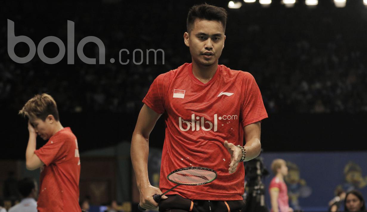 Pasangan Tontowi Ahmad/Liliyana Natsir, mengahadapi pasangan Korea, Kim Dukyoung/Kim Ha Na di Indonesia Open 2017 di JCC, Selasa (13/6/2017). Ganda Campuran Indonesia itu menang dengan skor 19-21, 21-19, dan 21-18. (Bola.com/M Iqbal Ichsan)