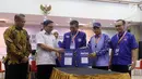 Sekjen Partai Demokrat Hinca Panjaitan (ketiga kanan) berjabat tangan dengan Komisioner KPU Viryan (kedua kiri) saat menyerahkan berkas pendaftaran bakal caleg di KPU, Jakarta, Selasa (17/7). (Liputan6.com/Johan Tallo)