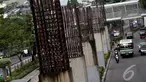 Penampakan tiang monorel yang terbengkalai di kawasan Kuningan, Jakarta, Selasa (13/1/2015). (Liputan6.com/Faizal Fanani)