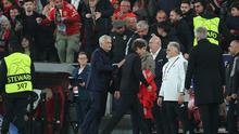 Pelatih Benfica, Jose Mourinho (kiri), dan pelatih Napoli, Antonio Conte, bereaksi di akhir pertandingan fase grup Liga Champions matchday di Estadio da Luz, Lisbon, Kamis (11/12/2025) dini hari WIB. (AFP/Patricia De Melo Moreira)