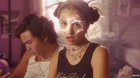Olivia Rodrigo di video musik Brutal. (dok. tangkapan layar YouTube/ Olivia Rodrigo)