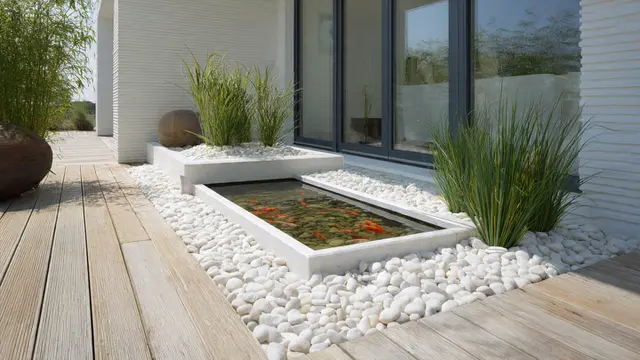 Desain Scandinavian dengan Kolam Ikan di Patio Samping