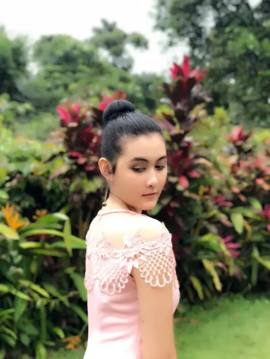 Perempuan keturunan Inggris-Indonesia memang pintar dalam berpose. Saat berpose di taman dengan banyak bunga-bunga, ia tampil menawan dengan pakaian warna pink. Gaya cantiknya saat candid ini menjadi sorotan publik. (Liputan6.com/IG/@talithacurtis_)