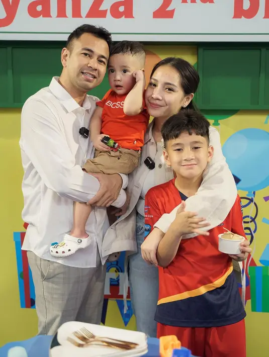 Baru 18 jam setelah diunggah (tulisan ini dibuat), foto tersebut telah disukai lebih dari 400 ribu wargant. Banyak pengikutnya memberikan beragam komentar.Tidak sedikit yang menduga pertemuan tersebut antara bisnis hingga Raffi akan terjun ke politik. [Instagram/raffinagita1717]