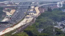 Sejumlah kendaraan melintas di dekat proyek pembangunan tol yang merupakan bagian dari Tol JORR II di kawasan BSD, Tangerang Selatan, Banten, Minggu (15/12). Jalan tol ini nantinya melintasi beberapa kawasan, seperti Jombang, Ciputat, Pamulang, Pondok Cabe, dan Cinere. (merdeka.com/Arie Basuki)