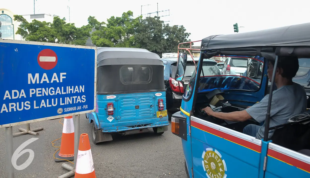 Uji coba penutupan perlintasan Kereta Api di Jl. Letjen Soeprapto, Senen mulai diberlakukan, Jakarta, Sabtu (1/10). Banyak pengendara yang belum tahu bahwa ujicoba penutupan perlintasan tersebut sedang berlangsung. (Liputan6.com/Yoppy Renato)