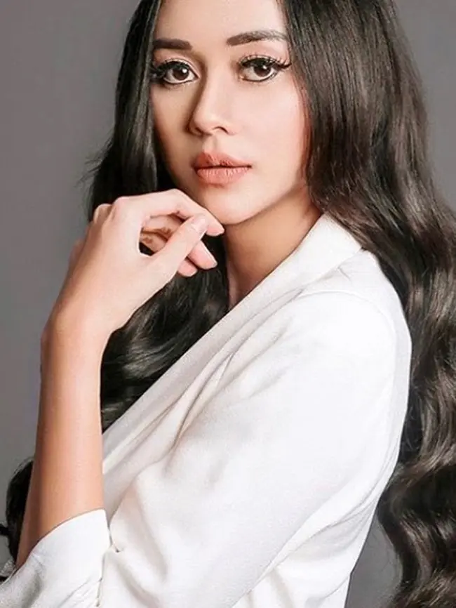 Perempuan yang mengawali kariernya dari finalis Miss Indonesia 2007 mewakili provinsi Lampung itu memanfaatkan teknologi untuk mengaji. Aplikasi Alquran lengkap dengan tafsirnya sering dibaca saat akan tidur. (Instagram/aurakasih)