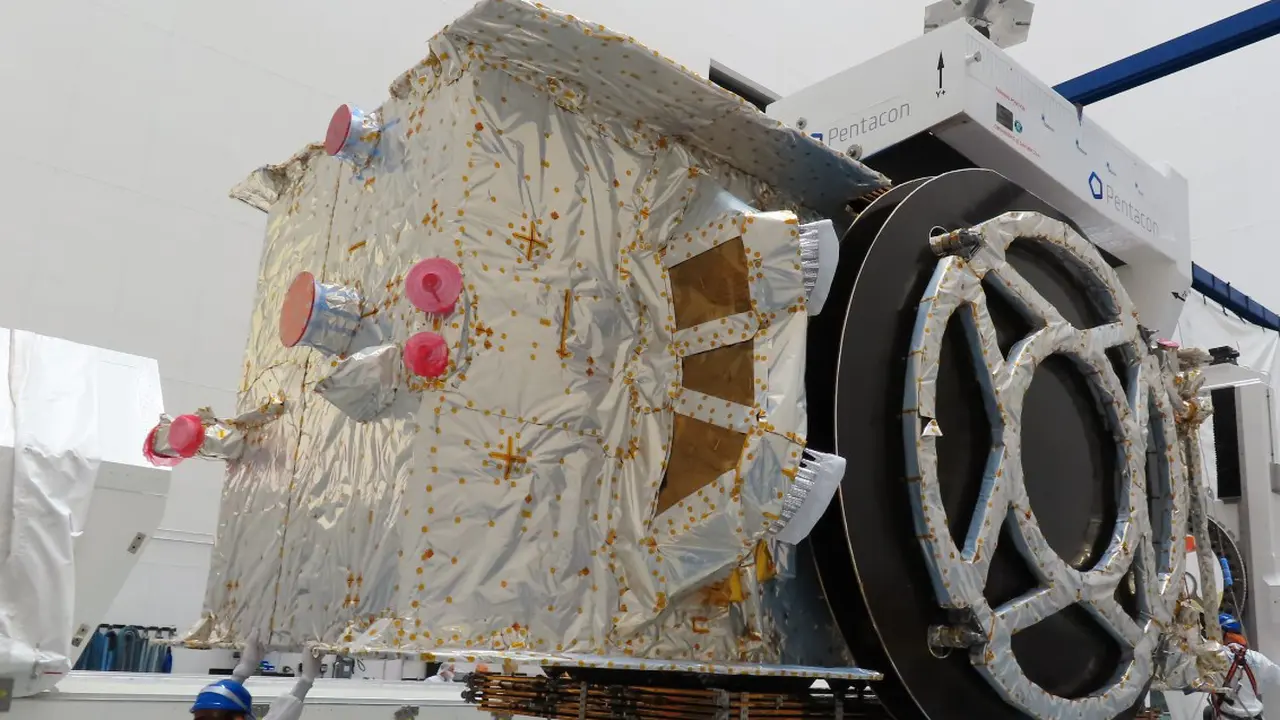 Satelit SATRIA 1 tengah disiapkan untuk meluncur ke ruang angkasa di markas SpaceX, Florida, Amerika Serikat.