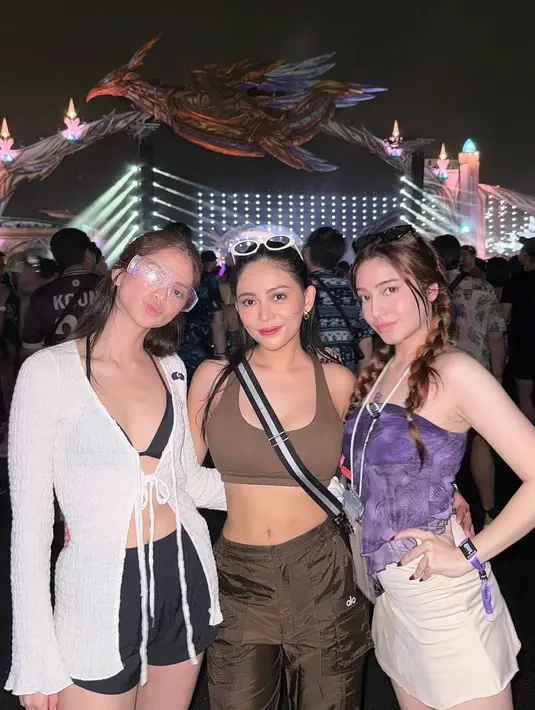 Maudy Effrosina tampil percaya diri dalam balutan bikini hitam yang dipadukan dengan celana pendek warna senada. Ia menambahkan sentuhan simpel namun manis dengan outer cardigan putih yang memberi kesan santai namun tetap stylish.  [@rachelvennya].