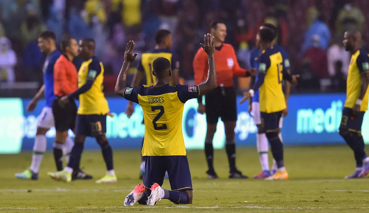Skor 1-1 bertahan hingga laga usai. Dengan hasil ini Ekuador mengumpulkan 24 poin dan sementara menempati posisi ke-3 klasemen sementara dan membuka peluang lolos ke putaran final Piala Dunia 2022. Sementara Brasil yang telah lolos kini mengoleksi 36 poin. (AP/Pool/Rodrigo Buendia)
