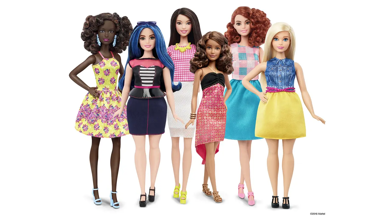 Barbie dengan tubuh tinggi, berlekuk dan mungil terlihat berdiri dengan Barbie tradisional dalam foto yang dirilis oleh Mattel, Kamis (28/1). 2016, perusahaan Mattel akan mengeluarkan Barbie dengan tiga bentuk tubuh baru. (REUTERS/Mattel)