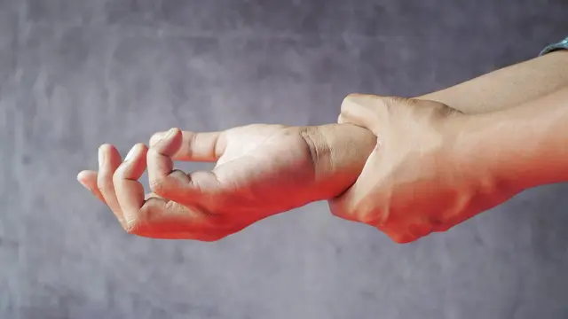 Sering Pegal Saat Kerja? Ini Kebiasaan Wrist and Hand Stretch yang Bisa Mencegah Nyeri dan Cedera