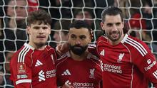 Striker Liverpool, Mohamed Salah, merayakan gol bersama dua rekan setimnya, Milos Kerkez dan Dominik Szoboszlai, dalam kemenangan 3-0 atas Brighton and Hove Albion di putaran keempat Piala FA 2025/2026, Minggu (15/2/2026) dini hari WIB. (Darren Staples / AFP)