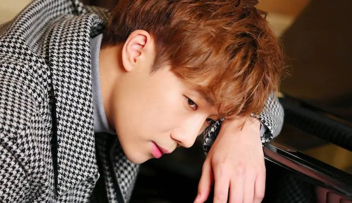 Hal tersebut diungkapkan di akhir konser solonya yang bertajuk Shine pada Senin (7/5/2018). Di hadapan para penggemarnya, ia akan mengaku menjalankan tugas wajib militernya pada minggu depan. (Foto: soompi.com)