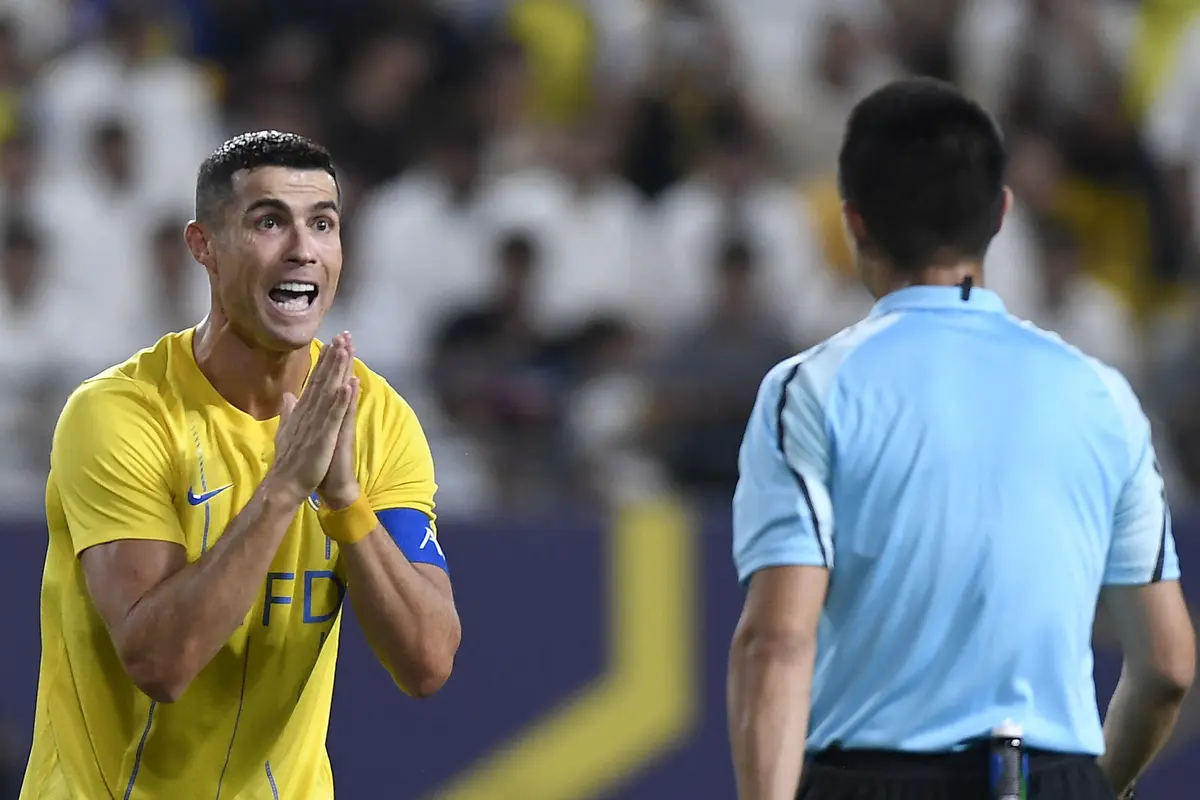 Foto: Momen Cristiano Ronaldo Marah-Marah ke Wasit saat Laga Al-Nassr Vs Al-Ahli Dubai di Babak Play Off Liga Champions Asia
