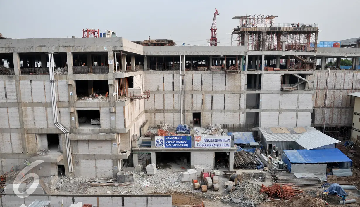 Pekerja menyelesaikan pembangunan kembali Blok III Pasar Senen, Jakarta, Kamis (20/10). Blok III Pasar Senen nantinya akan digunakan bagi para pedagang yang menjadi korban kebakaran hebat pada 25 April 2014 lalu. (Liputan6.com/Yoppy Renato)