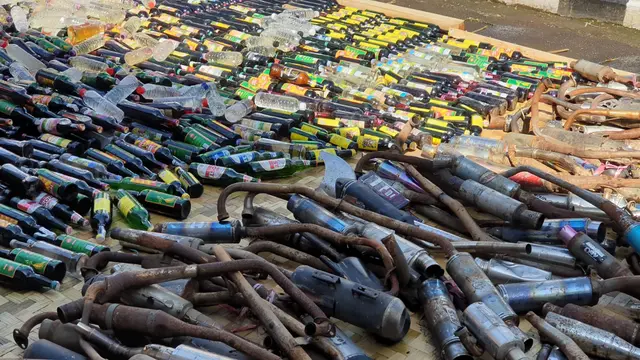 Menjelang libur nataru, ribuan botol minuman keras (miras), serta ratusan knalpot tak berstandar alias bising dimusnahkan polres Garut, Jawa Barat.