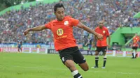 Striker Barito Putera, Samsul Arif, memberikan pujian kepada pertahanan Arema FC. (Bola.com/Iwan Setiawan)