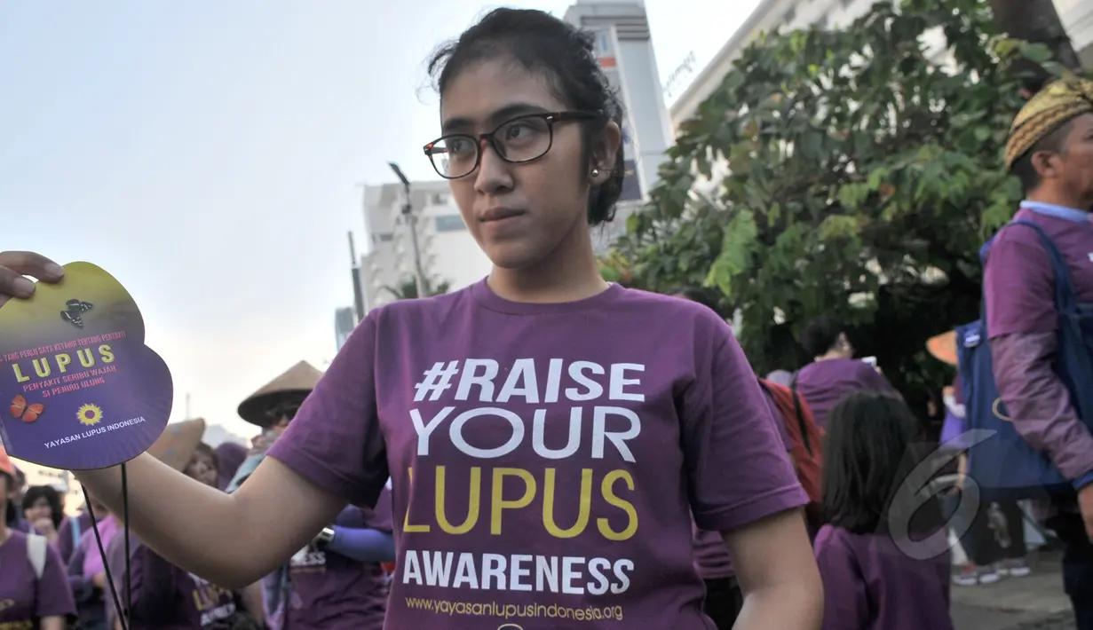 Sejumlah wanita melakukan kampanye Hari Lupus yang diperingati pada 10 Mei 2015 pada Car Free Day di Bunderan HI, Jakarta, Minggu (10/5/2015). Kampanye ini mensosialisasikan kepada masyarakat tentang penyakit lupus. (Liputan6.com/Herman Zakharia)