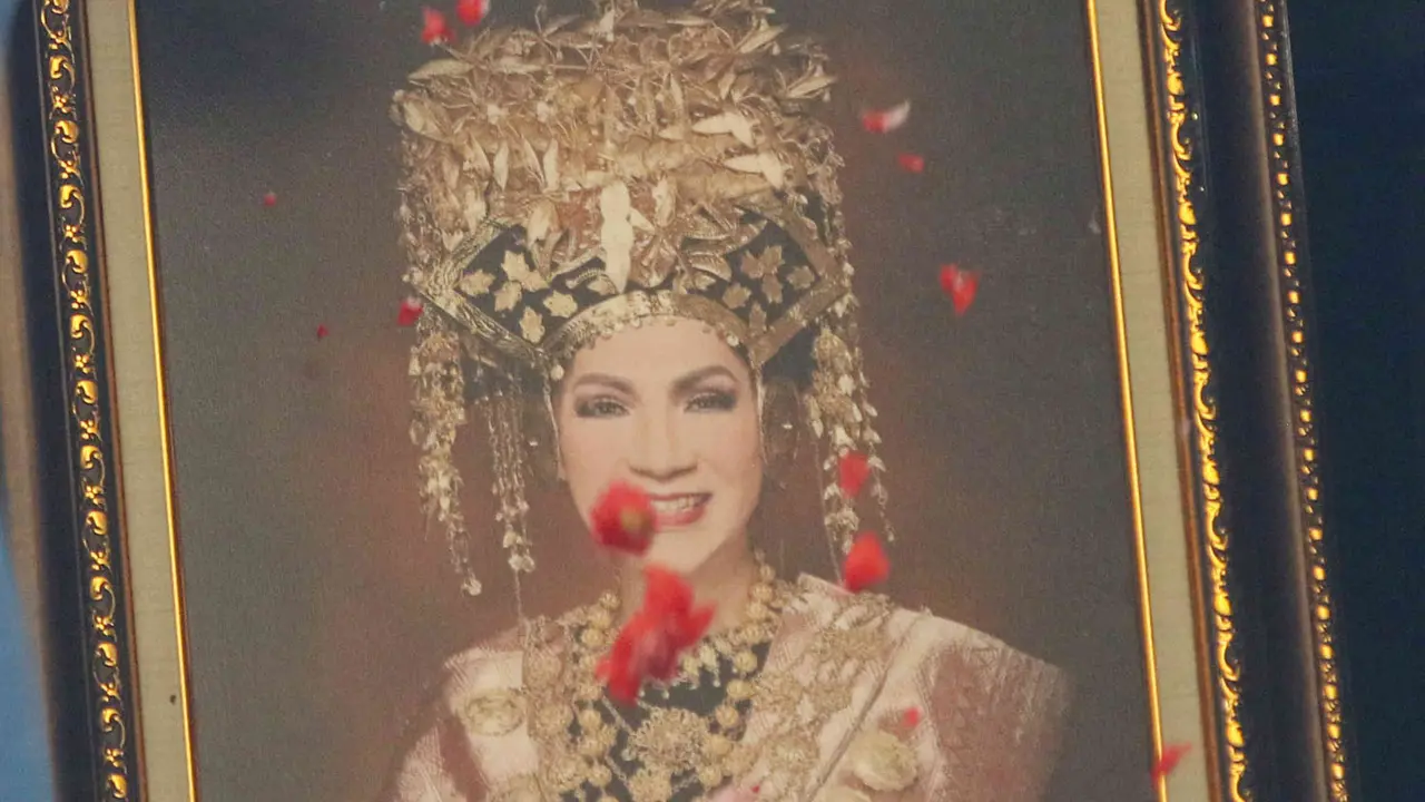 Suasana Pemakaman Dorce Gamalama