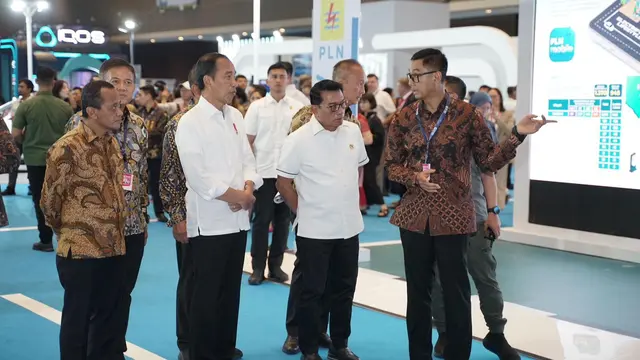 Presiden Joko Widodo (Jokowi) didampingi Direktur Utama PT  PLN (Persero) Darmawan Prasodjo saat menghadiri Periklindo Electric Vehicle Show (PEVS) 2024 di JIExpo Kemayoran, Jakarta. (Dok PLN)