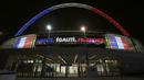 Suasana lampu dengan warna bendera Prancis yang menyala di Stadion Wembley, Inggris, Senin (16/11/2015). Lampu itu merupakan tanda bela sungkawa terkait peristiwa berdarah di Paris beberapa waktu lalu. (Reuters/Paul Hackett)