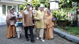 Egi John diantar keluarga dan kerabat tiba dilokasi pernikahan di kawasan Cinere, Jakarta, Sabtu (1/7). Hubungan Egi dengan Mia sendiri terjadi melalui proses taaruf selama tiga bulan belakangan ini. (Liputan6.com/Herman Zakharia)