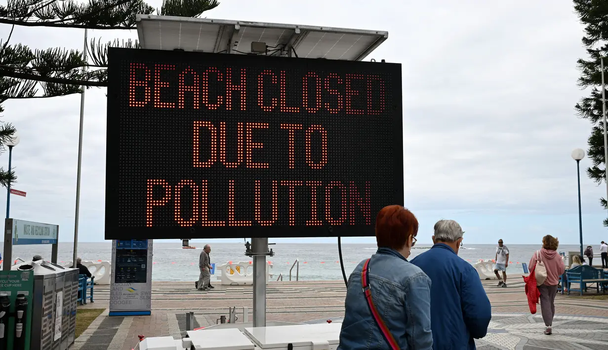 Orang-orang mengunjungi Pantai Coogee setelah pihak berwenang menutupnya untuk umum di Sydney pada 16 Oktober 2024. (Saeed KHAN/AFP)