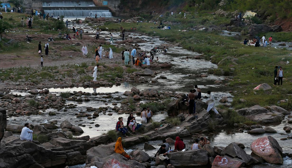 Foto Diserang Gelombang Panas Warga Pakistan Menyegarkan Diri Di Sungai Global Liputan6 Com
