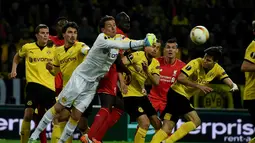 Kiper Borussia Dortmund, Roman Weidenfeller, menghalau serangan pemain Liverpool pada laga leg pertama perempat final Liga Europa di Stadion Signal Iduna Park, Dortmund, Jumat (8/4/2016) dini hari WIB. (AFP/Patrik Stollarz)