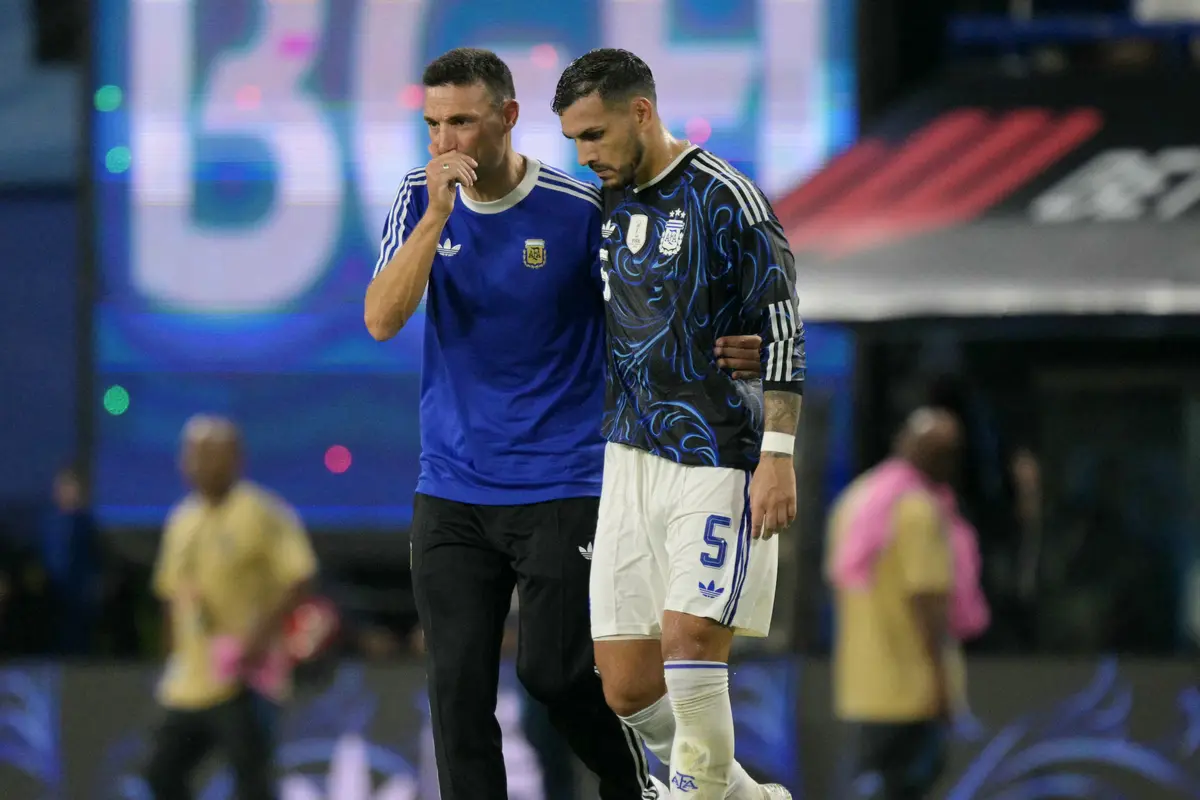 Pelatih Timnas Argentina, Lionel Scaloni, dan pemainnya, Leandro Paredes.