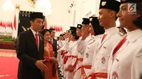 Presiden Jokowi didampingi Ibu Iriana dan sejumlah menteri saat mengukuhkan Pasukan Pengibar Bendera Pusaka (Paskibraka) Nasional 2017 di Istana Negara, Jakarta, Selasa (15/8). (Liputan6.com/Angga Yuniar)