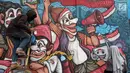 Seorang pria menyelesaikan pembuatan lukisan mural di Kawasan TBRS Semarang, Minggu, (3/3). Acara yang diadakan oleh KPU Jateng ini adalah sosialisasi ajakan mencoblos pemilu saat april mendatang. (Liputan6.com/Gholib)