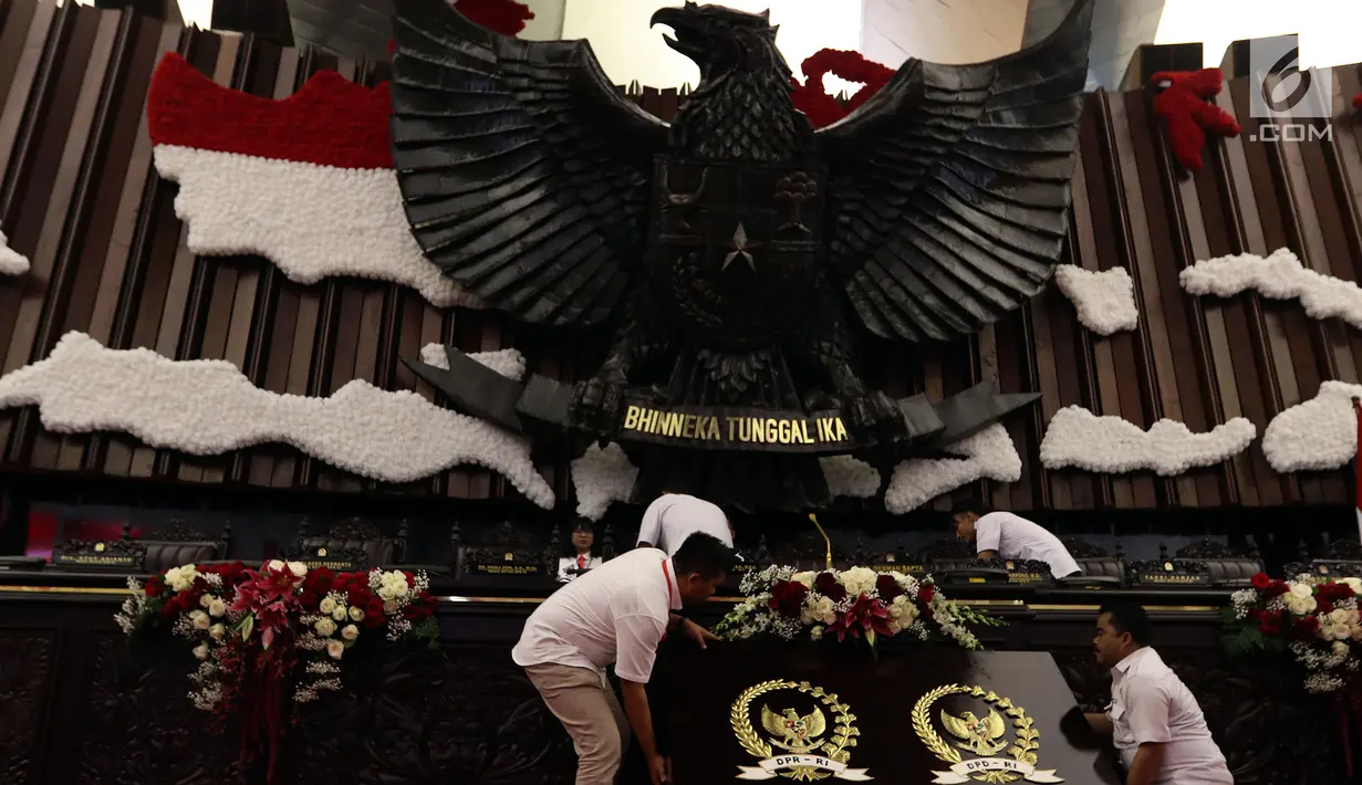 Petugas menata Gedung Nusantara atau Gedung Kura-Kura di Kompleks Parlemen Senayan, Jakarta, Kamis (15/8/2019). Persiapan itu berlangsung jelang pidato presiden dalam Sidang Tahunan MPR, Sidang Bersama DPR dan DPD serta Sidang Paripurna DPR. (Liputan6.com/Johan Tallo)
